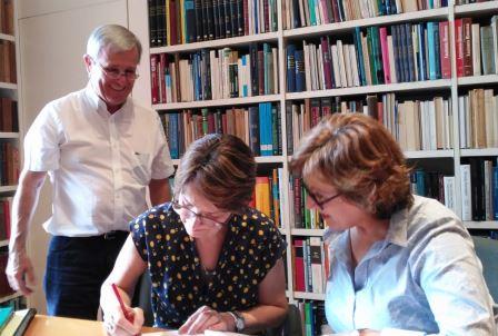 Autografando meu livro para a biblioteca do Dr Perello -2017